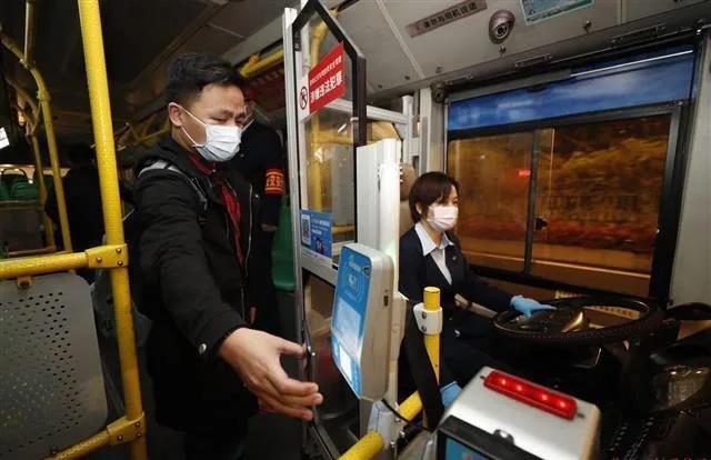 3月25日凌晨5時45分，武漢第一班公交車發(fā)車了！(圖1)
