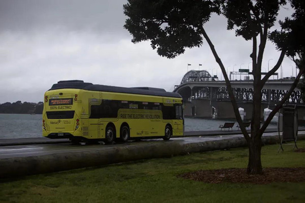 捷報(bào)！首輛BYD ADL Enviro200EV XLB純電動(dòng)大巴駛?cè)胄挛魈m(圖2)