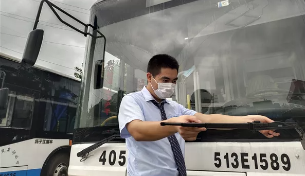 武漢公交多舉措應(yīng)對強(qiáng)降雨天氣，保障市民安全出行(圖3)