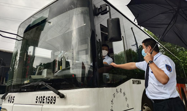 武漢公交多舉措應(yīng)對強(qiáng)降雨天氣，保障市民安全出行(圖2)
