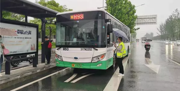武漢公交多舉措應(yīng)對強(qiáng)降雨天氣，保障市民安全出行(圖4)