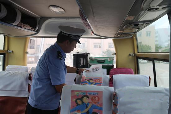 寧夏交警為3000余輛大中型客車(chē)配送“安全禮包”(圖1)