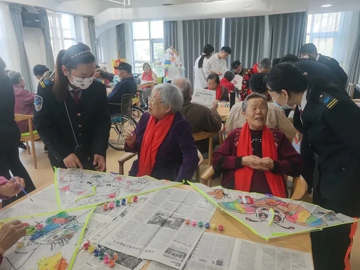 尊老敬老，濟(jì)南公交“紅襪子”愛(ài)心志愿服務(wù)隊(duì)成立(圖2)