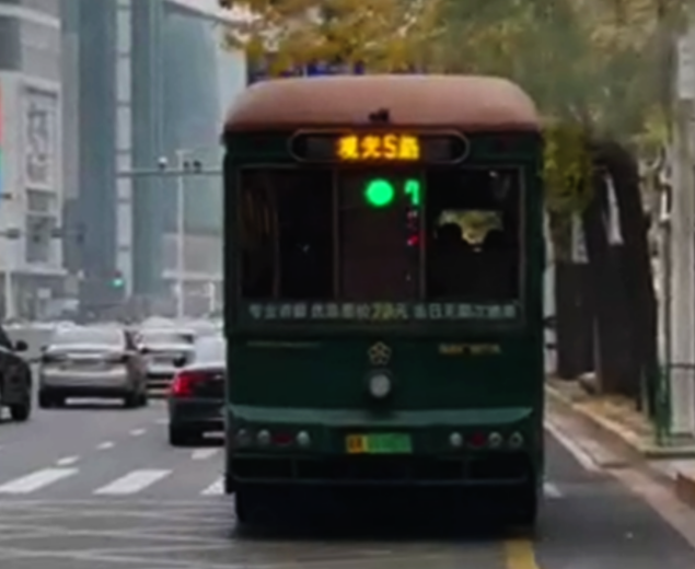 車尾“預報”前方路口紅綠燈？真的！ 這輛公交車變身“移動交通信號燈”(圖1)