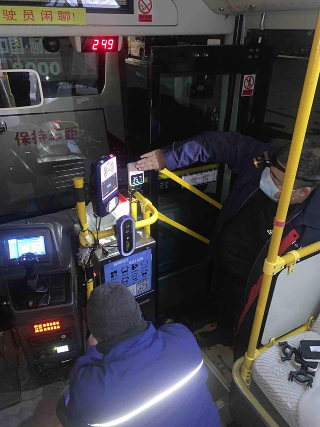 自動測溫 乘車更放心！淄博2200多臺公交車有了“黑科技”(圖2)