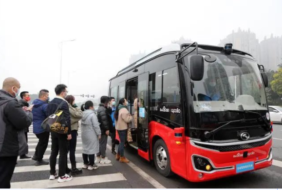 重慶：全國首個(gè)L4級自動(dòng)駕駛公交車收費(fèi)運(yùn)營啦！(圖1)