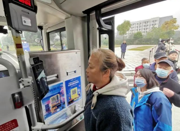 重慶：全國首個(gè)L4級自動(dòng)駕駛公交車收費(fèi)運(yùn)營啦！(圖2)