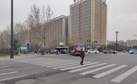 禮讓斑馬線再升級！洛陽公交車正式進入“右轉禮讓時代”(圖1)