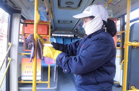 車廂重點(diǎn)部位針對(duì)性消殺，巴士管家筑牢疫情防控防線(圖1)
