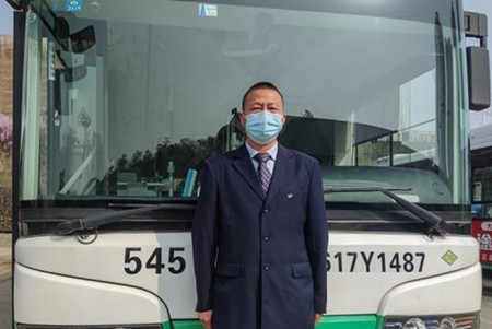 這位公交司機(jī)定期跟車(chē)當(dāng)“乘客”，原來(lái)是為了這個(gè)……(圖1)