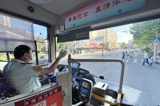 公交集團(tuán)180條線路對(duì)接地鐵！青島巴士賦能暖行讓出行更美好(圖1)