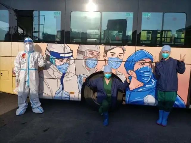 上海100多輛公交車首次推出抗疫海報(bào)，將這座城市的感念和心愿載于公交車身！(圖1)