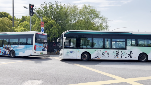上海100多輛公交車首次推出抗疫海報(bào)，將這座城市的感念和心愿載于公交車身！(圖2)