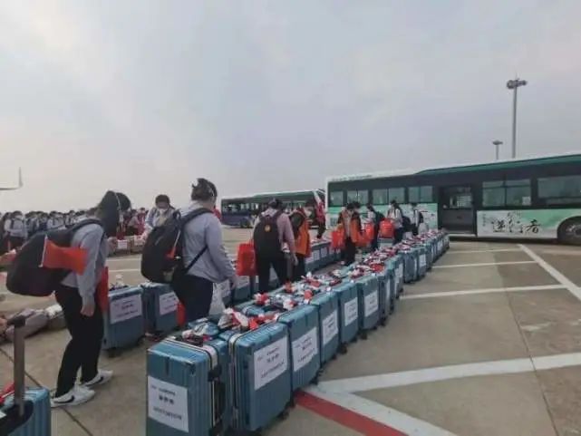 上海100多輛公交車首次推出抗疫海報(bào)，將這座城市的感念和心愿載于公交車身！(圖3)